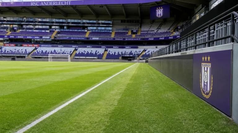 Het wedstrijdklare veld aan de zijlijn in het Lotto Park met een discreet Anderlecht-bord.