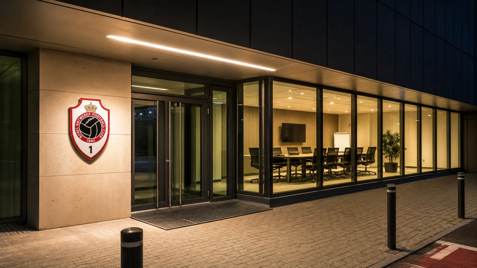 Verlichte administratieve ingang van Royal Antwerp FC aan de Bosuil.
