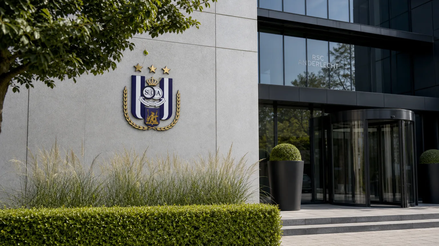 Ingang van een clubgebouw van RSC Anderlecht met een discreet clubembleem aan de gevel.