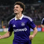 Lukas Ambros viert een doelpunt in het paarse wedstrijdtenue van Anderlecht.