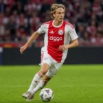 Mika Godts in het rood-witte shirt van Ajax tijdens een wedstrijdmoment.