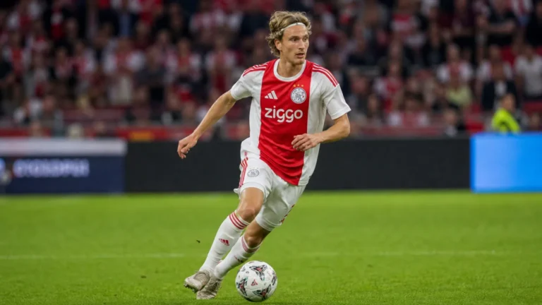 Mika Godts in het rood-witte shirt van Ajax tijdens een wedstrijdmoment.