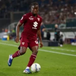 Alieu Njie van Torino controleert de bal tijdens een wedstrijd.