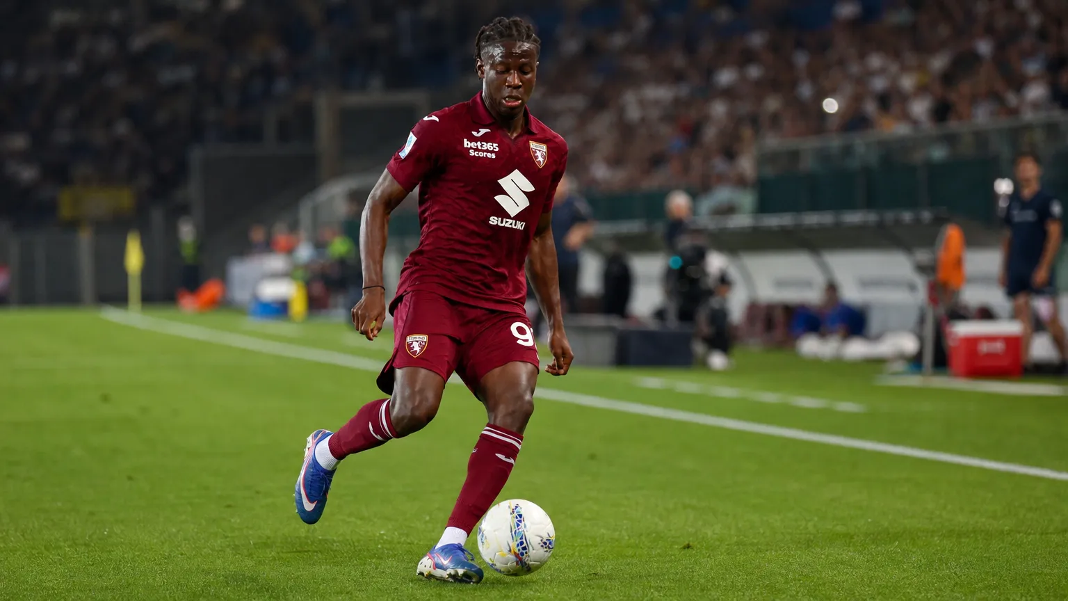 Alieu Njie van Torino controleert de bal tijdens een wedstrijd.
