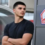 Matias Fernandez-Pardo staat in neutrale sportkleding bij de dug-out van Lille.