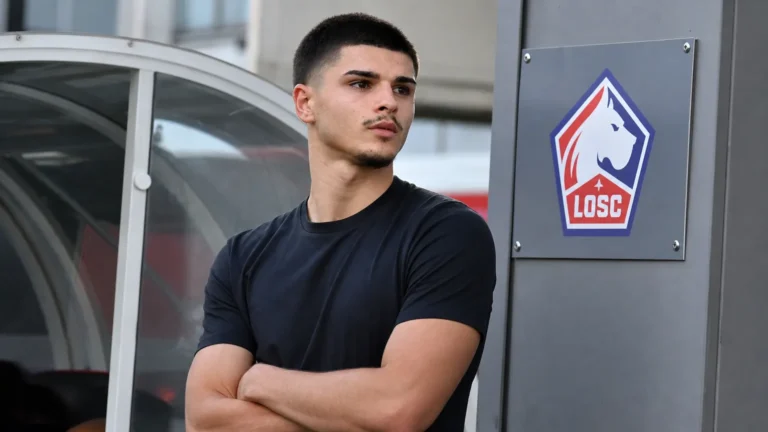 Matias Fernandez-Pardo staat in neutrale sportkleding bij de dug-out van Lille.