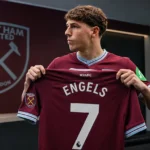 Arne Engels presenteert het shirt van West Ham United voor de clubmedia.