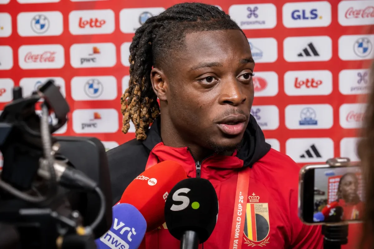 Jérémy Doku tijdens een interview in de mixed zone.