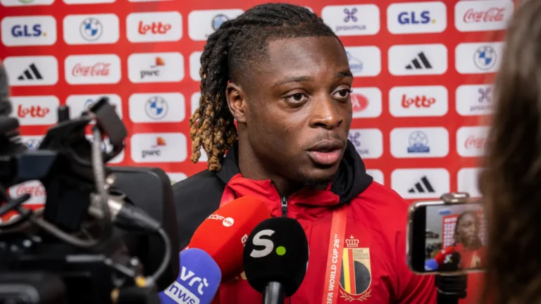 Jérémy Doku tijdens een interview in de mixed zone.