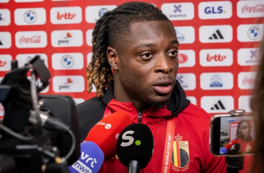 Jérémy Doku tijdens een interview in de mixed zone.