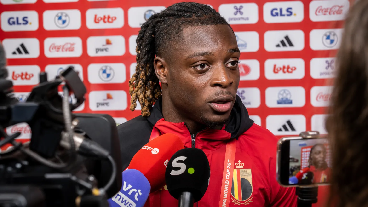 Jérémy Doku tijdens een interview in de mixed zone.