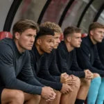 Invallers van FC Utrecht volgen aandachtig een wedstrijd vanuit de dug-out.