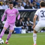 Colin Coosemans staat met de bal aan de voet op het veld tijdens een wedstrijd.
