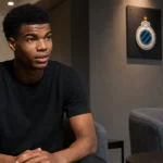 Alexandre Stanic in neutrale sportkleding in een rustige clubontvangstruimte met een discreet Club Brugge-embleem aan de muur.