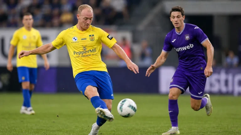 Christian Brüls speelt een pass in een duel op het middenveld.