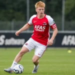 Kees Smit in het rood-witte tenue van AZ tijdens een oefening op het trainingsveld.