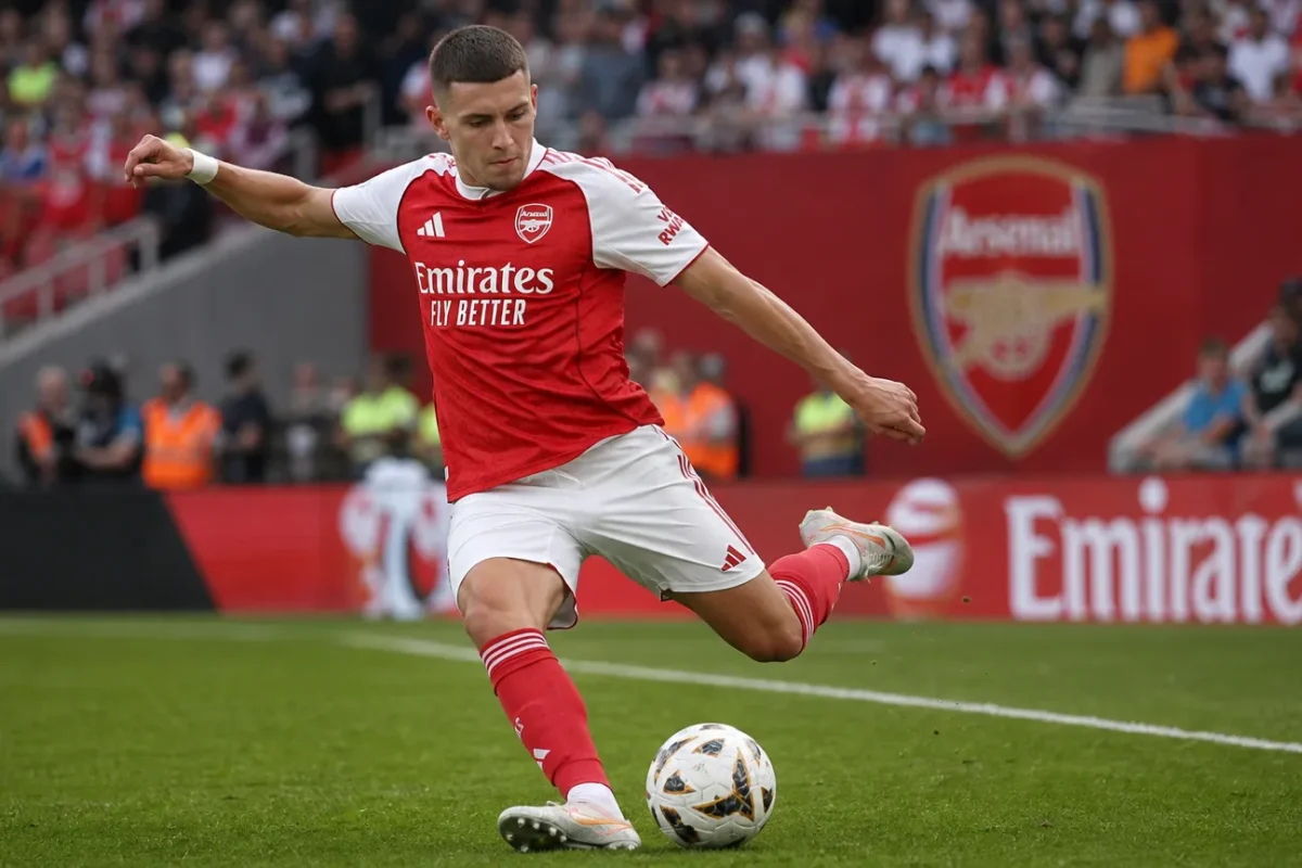 Christos Tzolis van Arsenal speelt de bal tijdens de Community Shield.