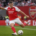 Christos Tzolis van Arsenal speelt de bal tijdens de Community Shield.