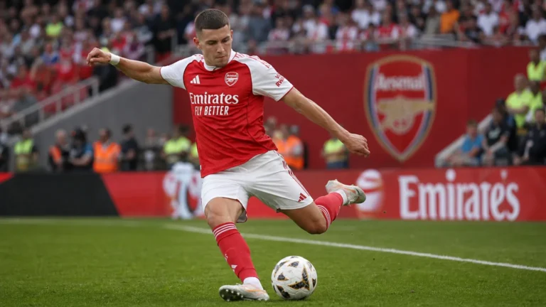 Christos Tzolis van Arsenal speelt de bal tijdens de Community Shield.