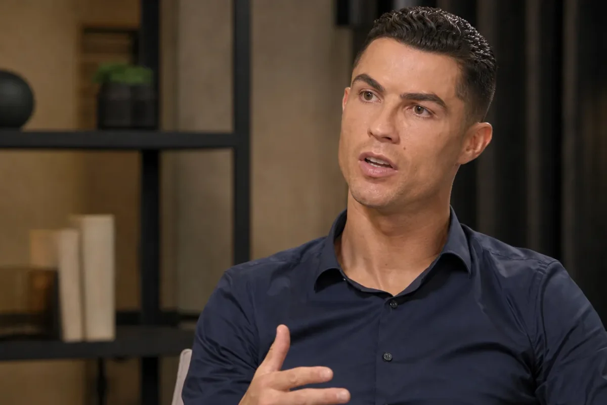 Cristiano Ronaldo tijdens een rustig interview in een stijlvolle binnenruimte.