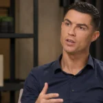 Cristiano Ronaldo tijdens een rustig interview in een stijlvolle binnenruimte.