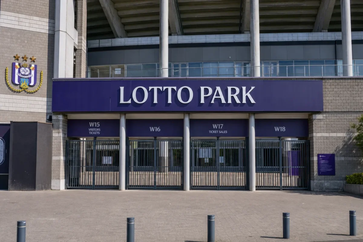 De ingang van het Lotto Park met een discreet RSC Anderlecht-clubanker.