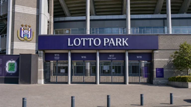 De ingang van het Lotto Park met een discreet RSC Anderlecht-clubanker.