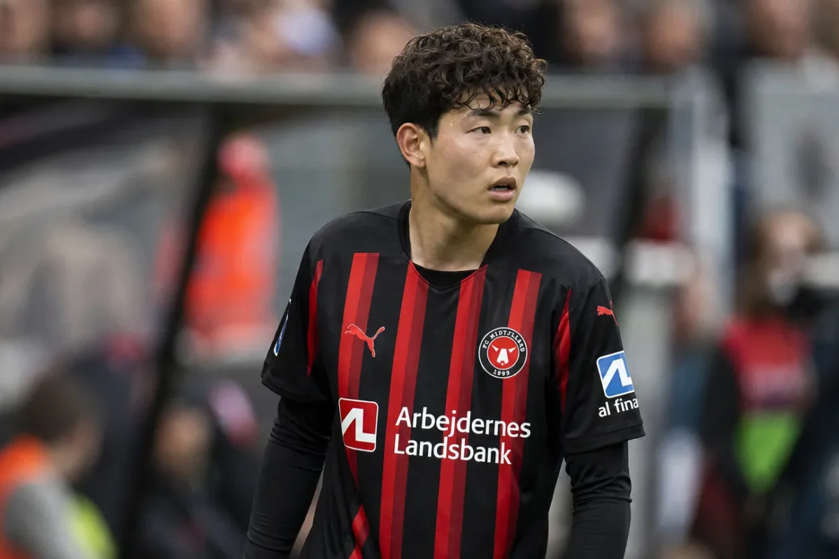 Voetbaljournalistieke transfercontext rond Club Brugge en FC Midtjylland.
