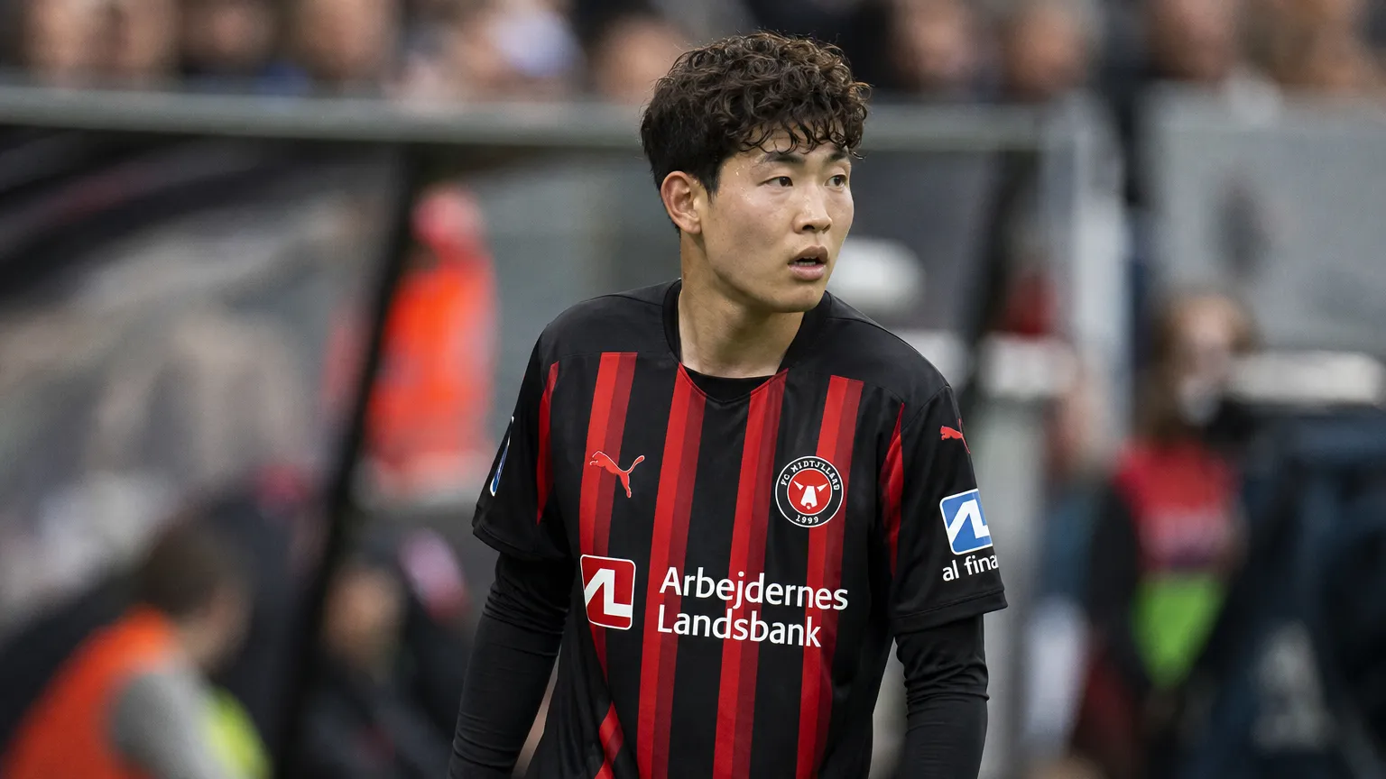 Voetbaljournalistieke transfercontext rond Club Brugge en FC Midtjylland.