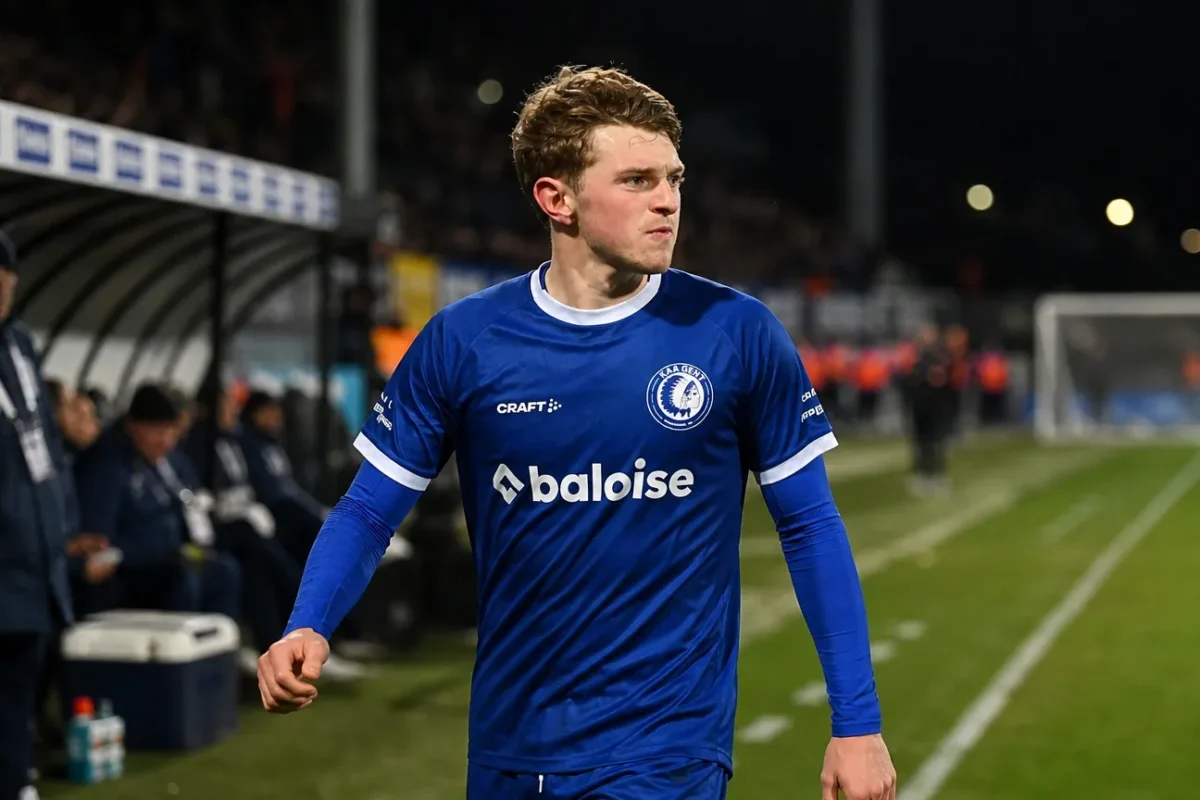 Max Dean van KAA Gent tijdens een voetbalmoment op het veld.