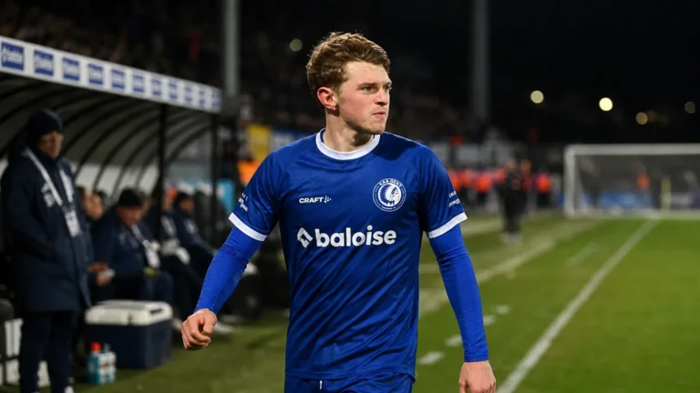 Max Dean van KAA Gent tijdens een voetbalmoment op het veld.
