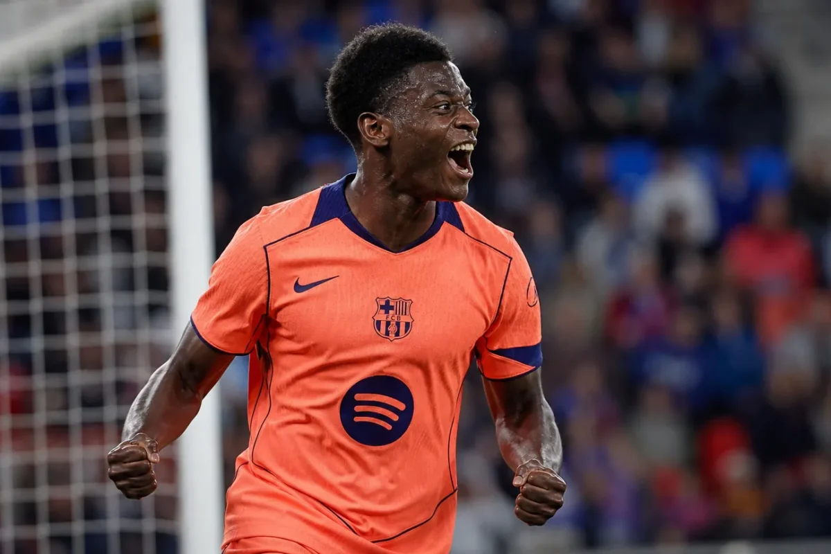 Jesse Bisiwu viert een doelpunt in het oranje wedstrijdshirt van FC Barcelona.