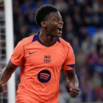 Jesse Bisiwu viert een doelpunt in het oranje wedstrijdshirt van FC Barcelona.