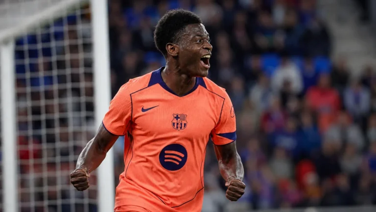 Jesse Bisiwu viert een doelpunt in het oranje wedstrijdshirt van FC Barcelona.