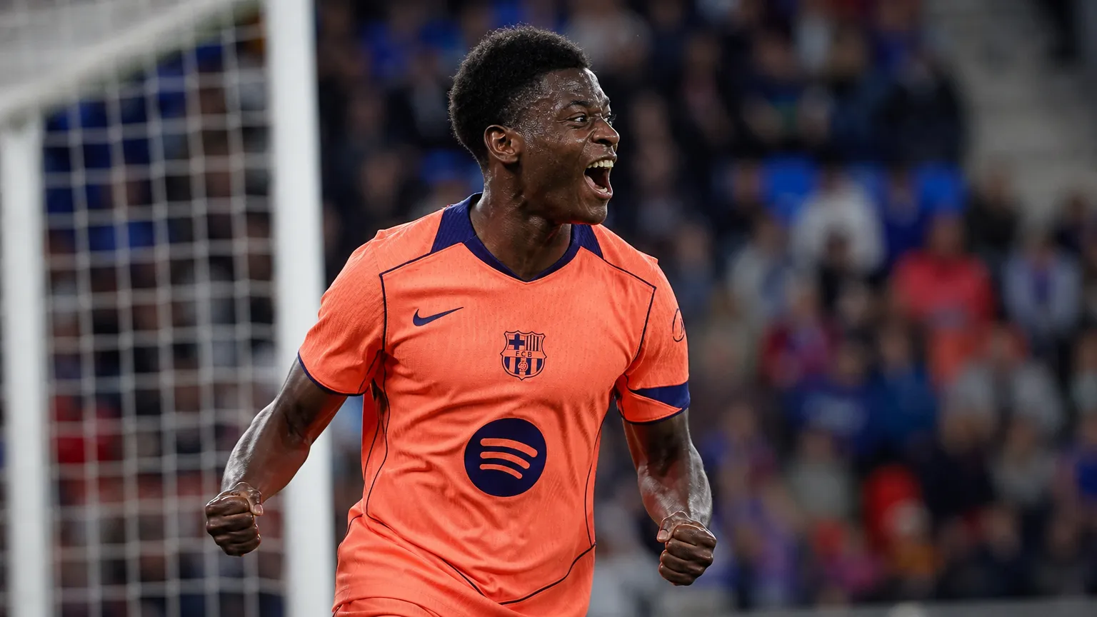 Jesse Bisiwu viert een doelpunt in het oranje wedstrijdshirt van FC Barcelona.