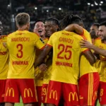 Spelers van RC Lens vieren samen op het veld na afloop van de Franse Supercup.