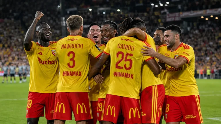 Spelers van RC Lens vieren samen op het veld na afloop van de Franse Supercup.