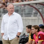Fred Vanderbiest reageert geconcentreerd naast de technische zone.
