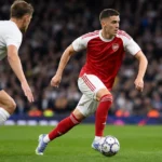 Christos Tzolis dribbelt in Arsenal-tenue met de bal op Wembley.