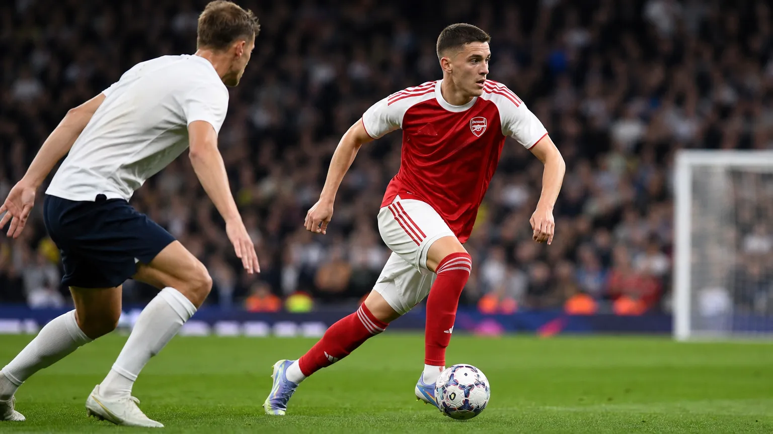 Christos Tzolis dribbelt in Arsenal-tenue met de bal op Wembley.