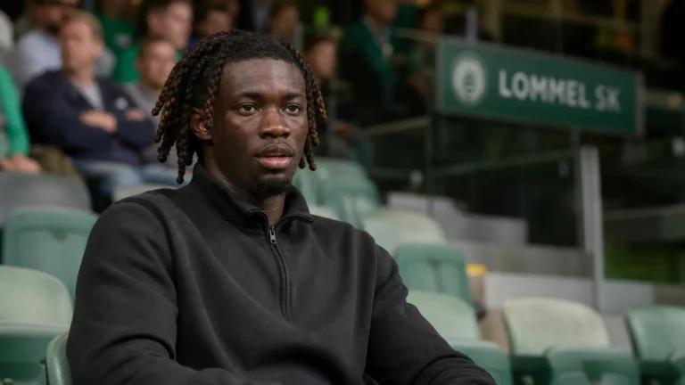 Don-Angelo Konadu kijkt aandachtig naar het veld vanaf de tribune van Lommel SK.