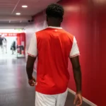 Anonieme speler van achteren in de spelerstunnel van Stade Reims.