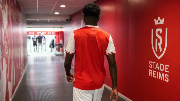 Anonieme speler van achteren in de spelerstunnel van Stade Reims.