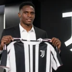 Jhon Lucumi poseert met een Juventus-shirt tijdens zijn officiële voorstelling.