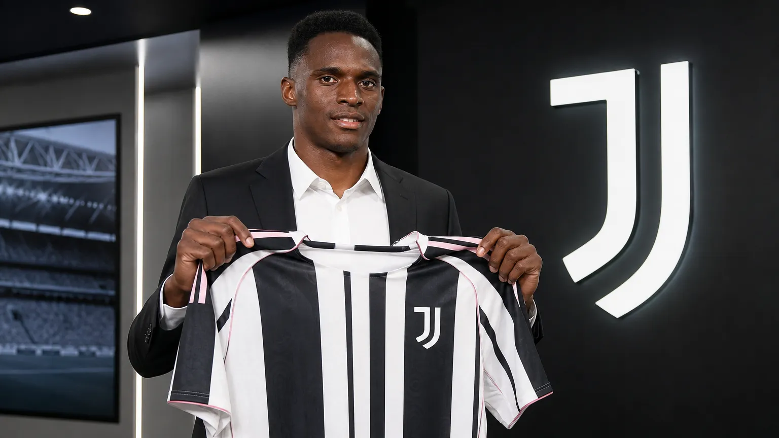 Jhon Lucumi poseert met een Juventus-shirt tijdens zijn officiële voorstelling.