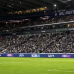 Gevulde tribune in het Lotto Park tijdens een avondwedstrijd van RSC Anderlecht.
