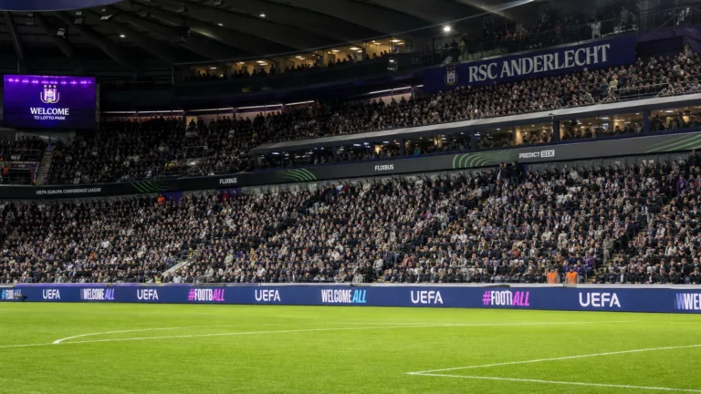 Gevulde tribune in het Lotto Park tijdens een avondwedstrijd van RSC Anderlecht.