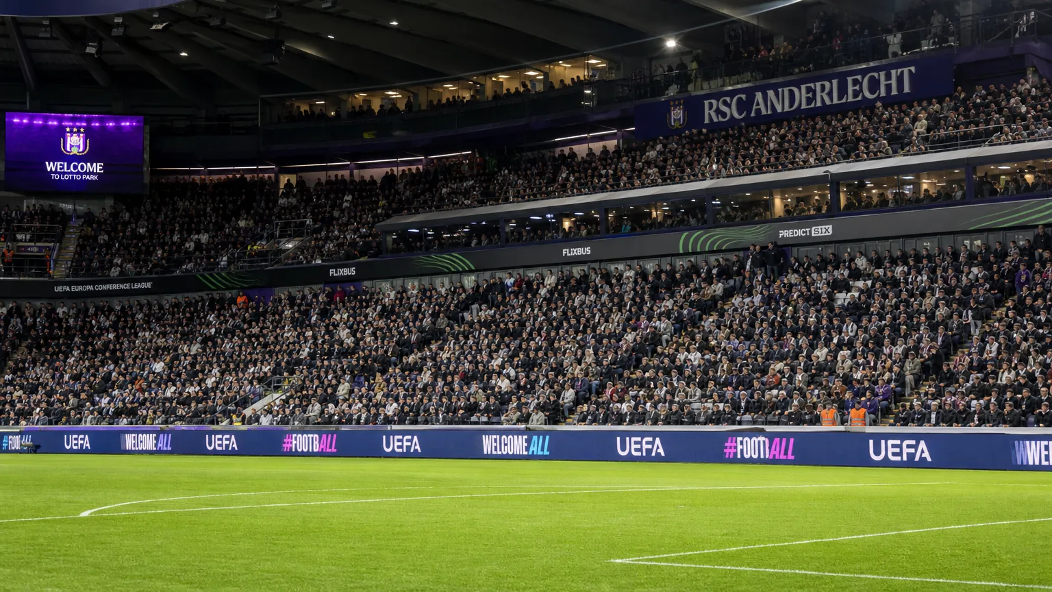 Gevulde tribune in het Lotto Park tijdens een avondwedstrijd van RSC Anderlecht.