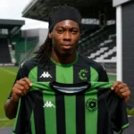 Tayo Adaramola poseert met het tenue van Cercle Brugge tijdens zijn officiële voorstelling.