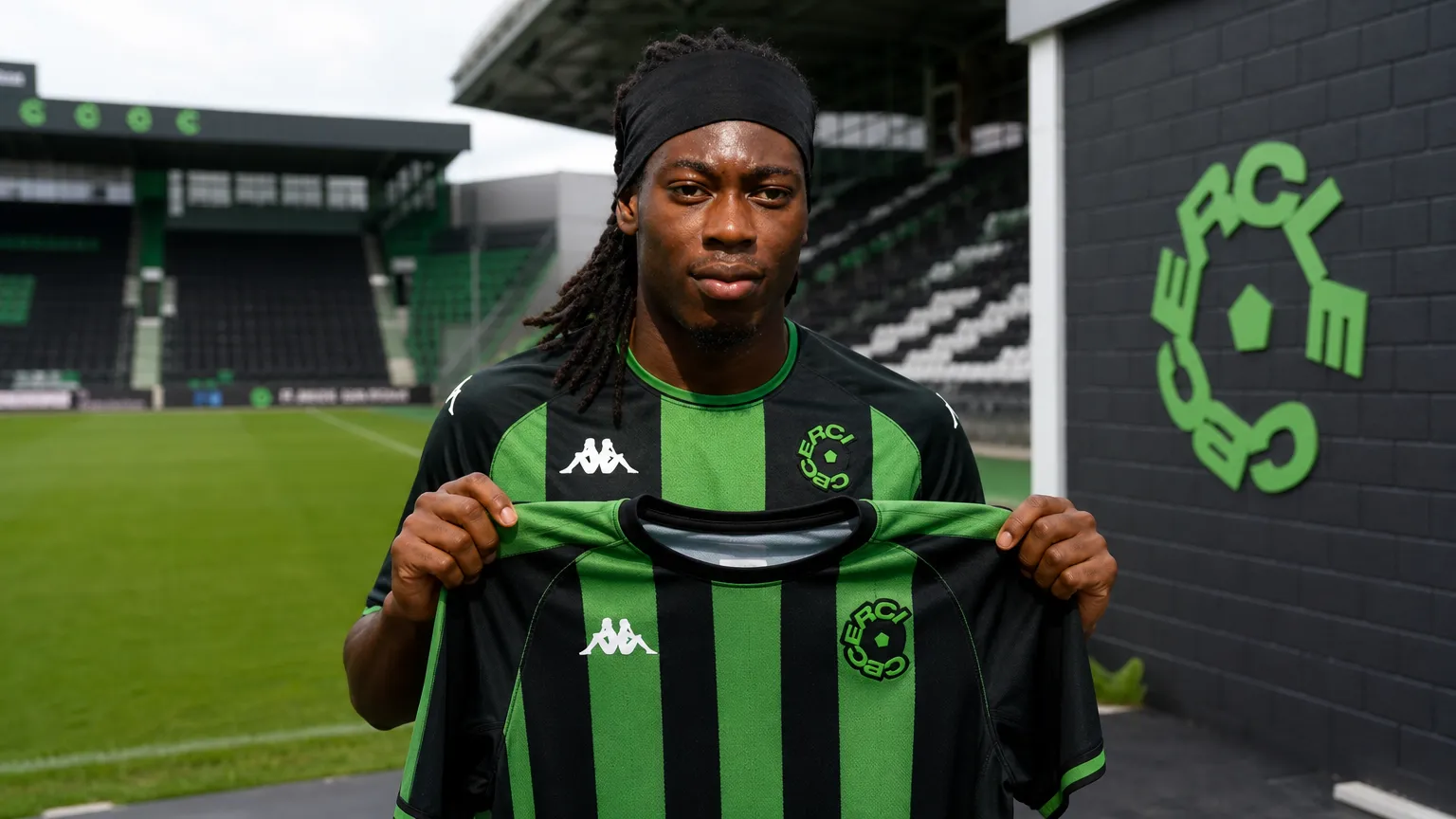 Tayo Adaramola poseert met het tenue van Cercle Brugge tijdens zijn officiƫle voorstelling.